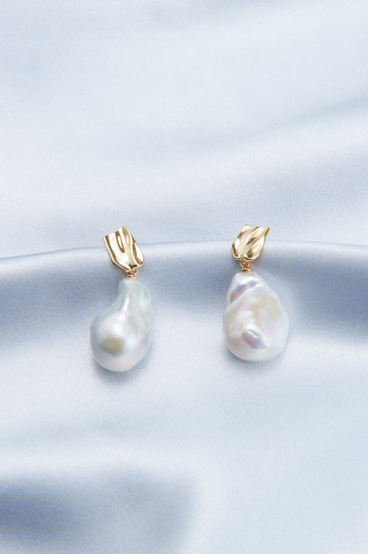 Metal Baroque Pearl Earring