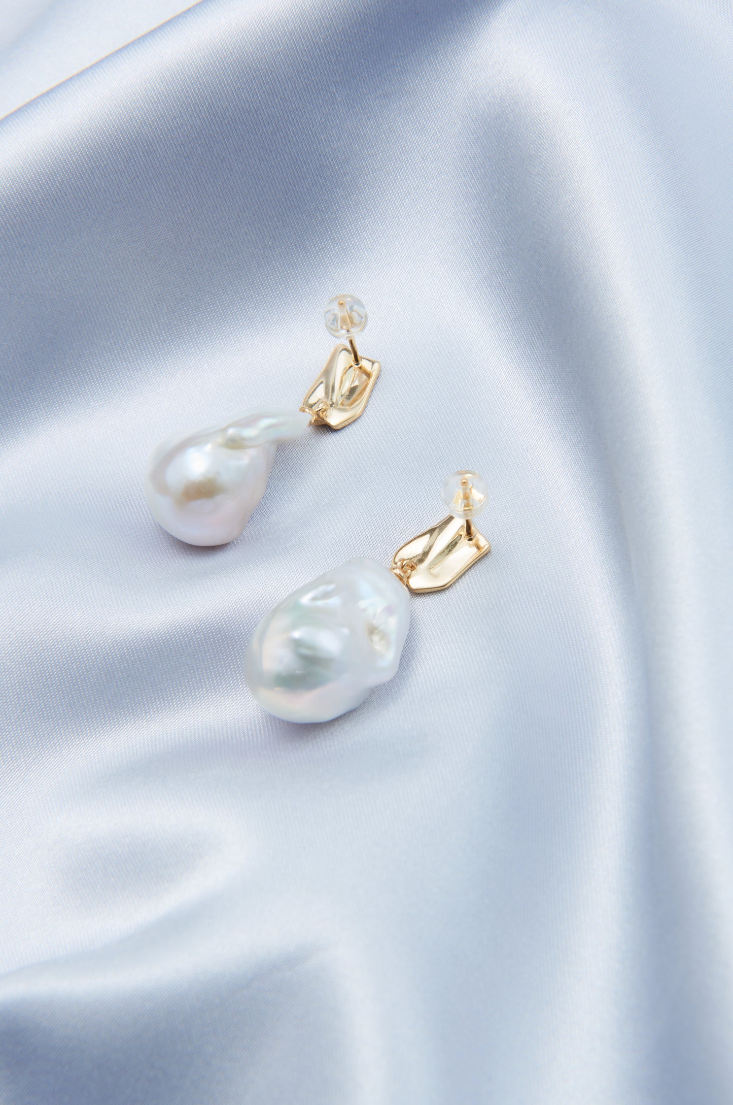 Metal Baroque Pearl Earring