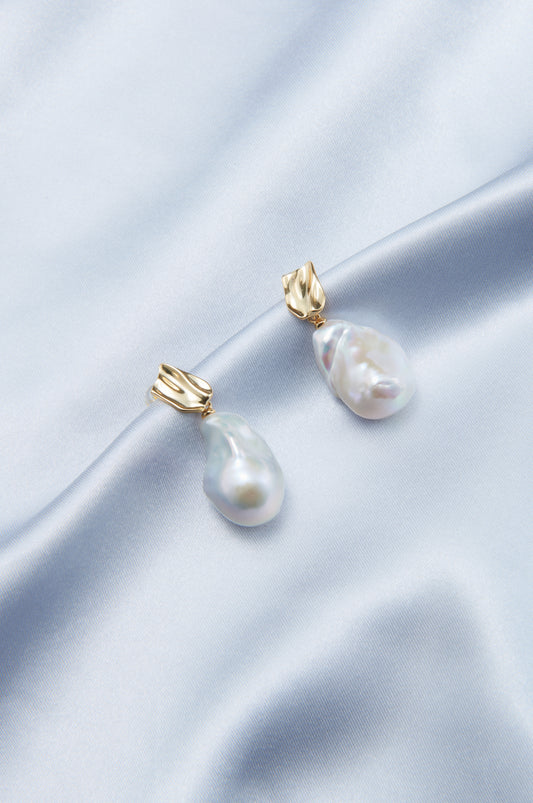 Metal Baroque Pearl Earring