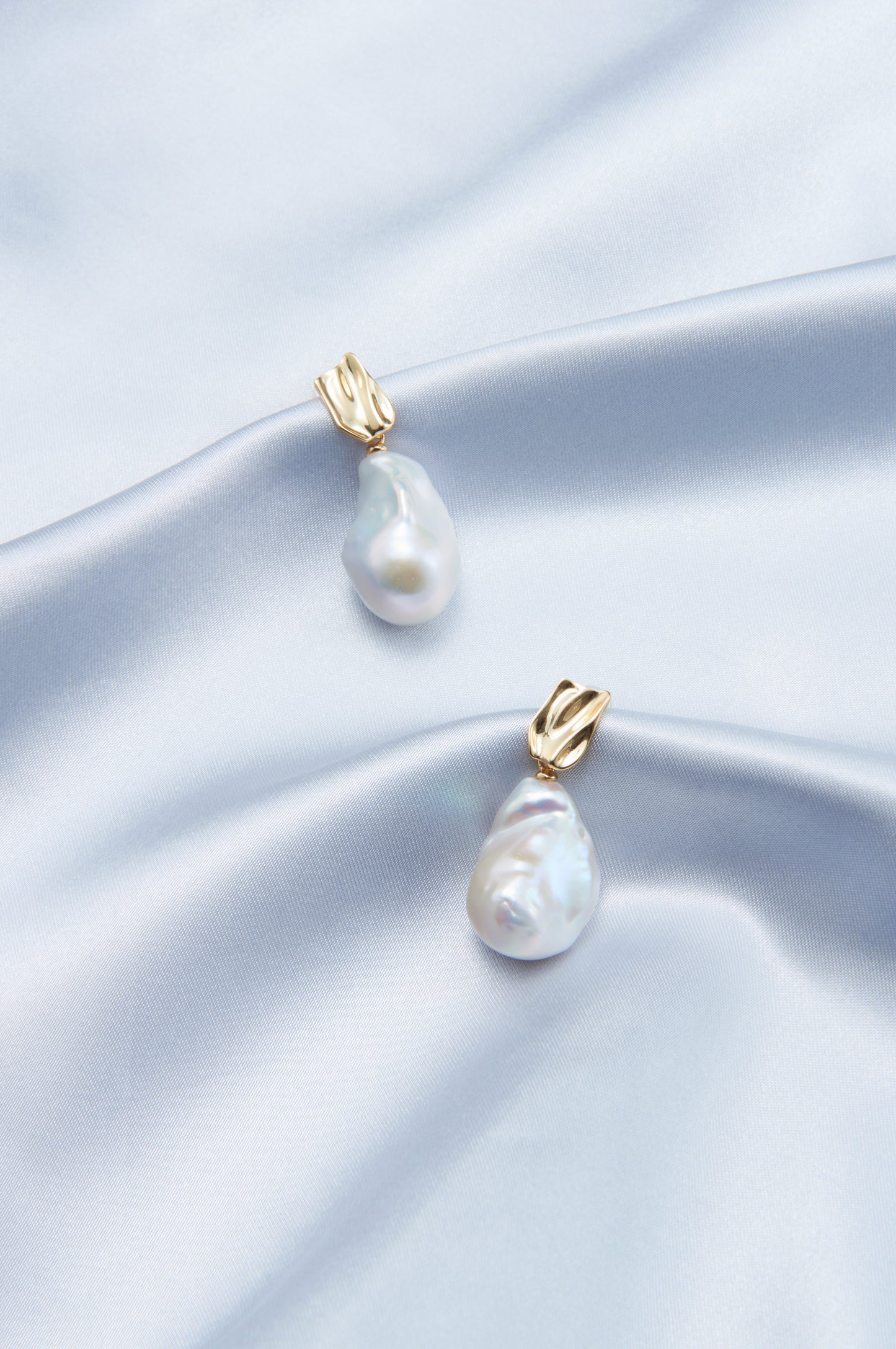 Metal Baroque Pearl Earring